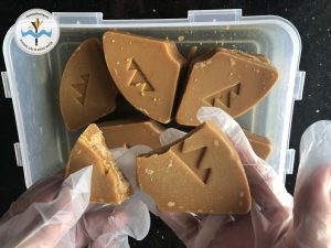 Dùng tay bẻ thanh đường ra từng miếng nhỏ