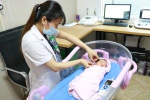 Thăm khám thính lực cho trẻ sơ sinh
