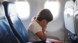 Nuốt nước bọt làm giảm ù tai khi đi máy bay