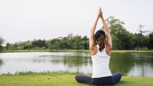 Tập yoga tốt cho người nghe kém