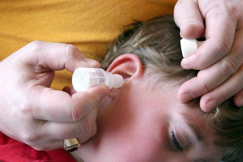 Cần thận trọng khi dùng thuốc nhỏ tai Cần thận trọng khi dùng thuốc nhỏ tai